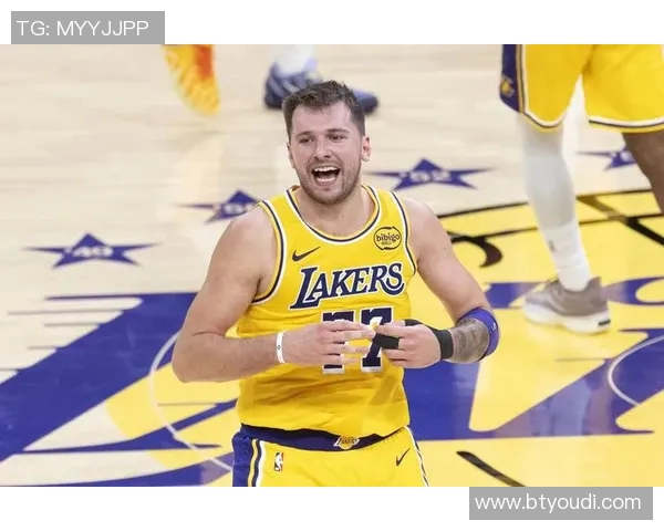 东契奇44+12+6完爆莫兰特,里皇退位艾顿0篮板,湖人15分逆转灰熊 东契奇44+12+6完爆莫兰特,里皇退位艾顿0篮板,湖人15分逆转灰熊